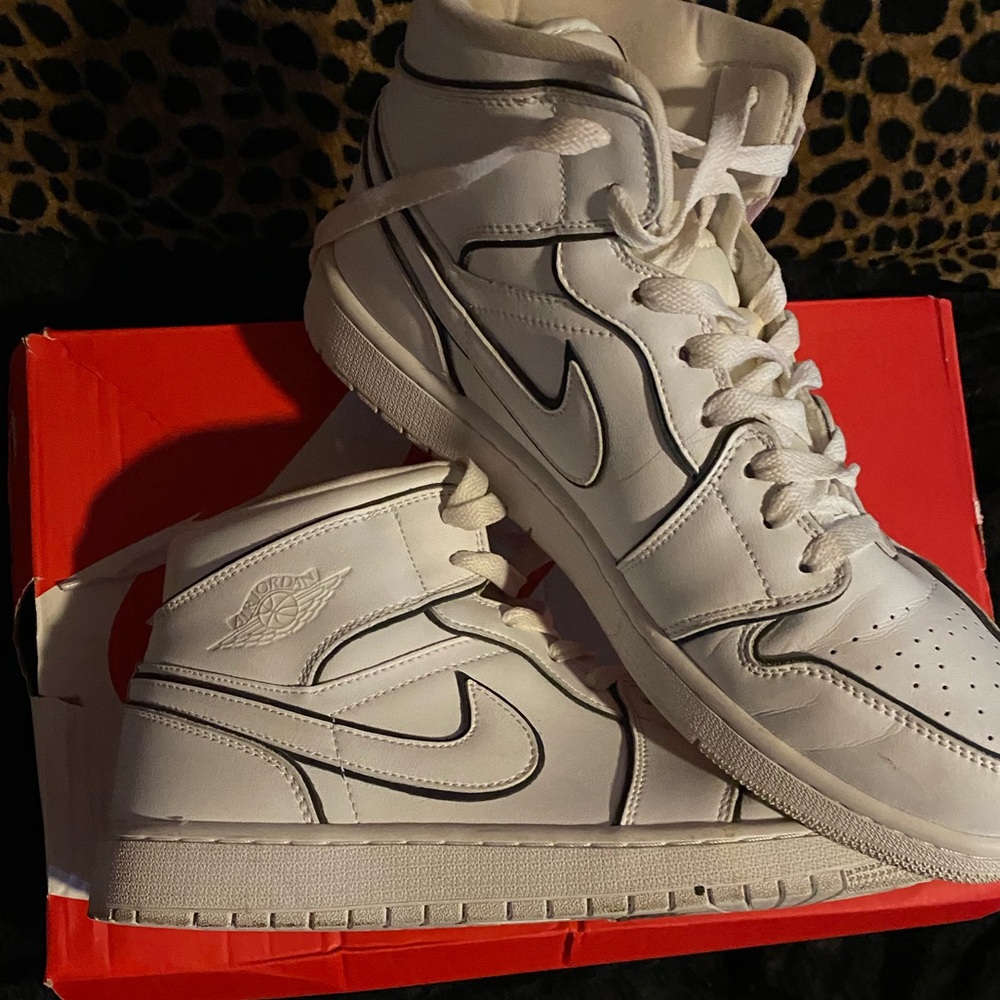 Jordan 1s MID SE Iridescent Trim Size 12